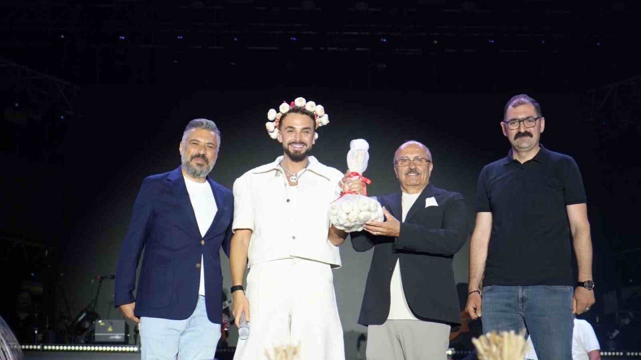 Sarımsak festivalinde sahne alan Sefo, binlerce vatandaşa unutulmaz bir gece yaşattı