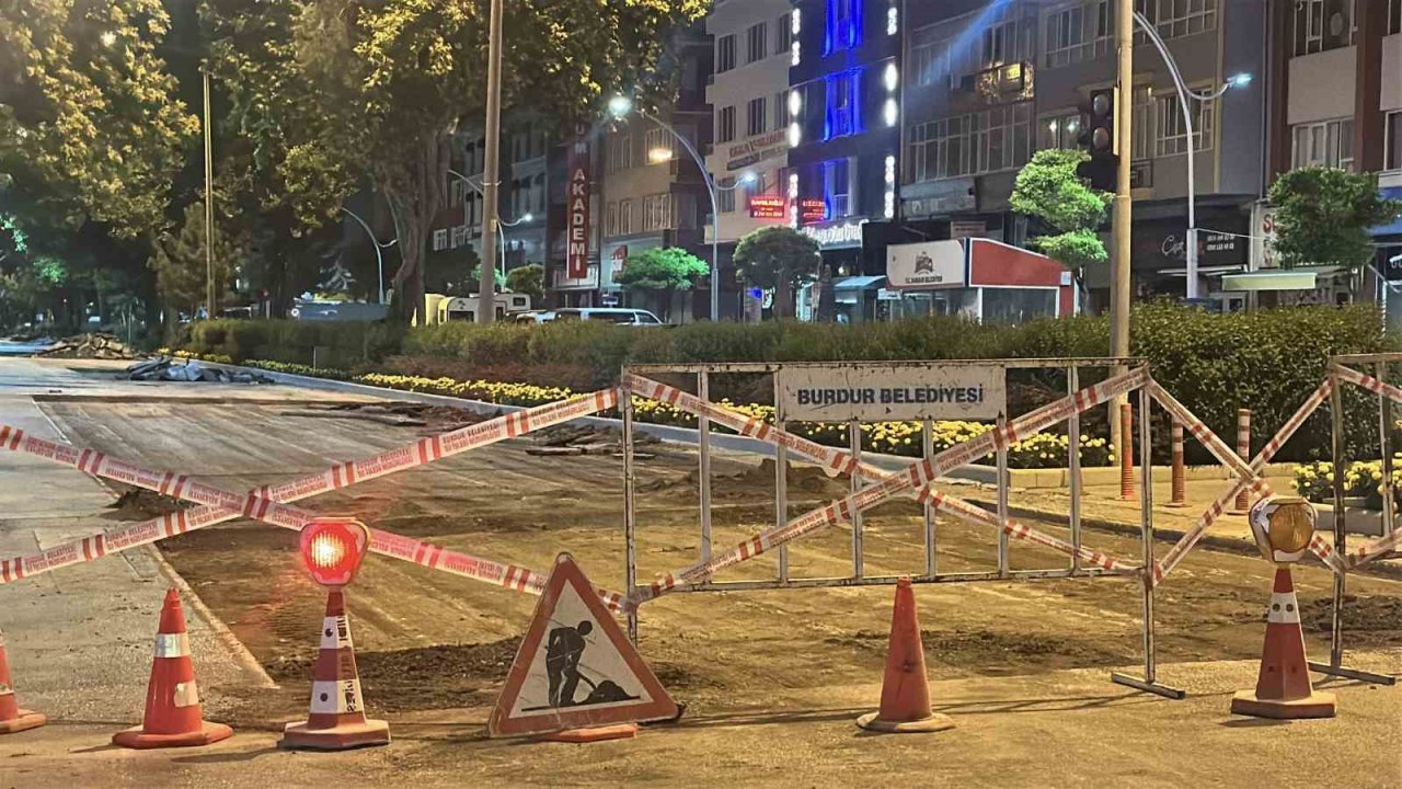 Burdur’da belediyenin gece yaptığı yol çalışması vatandaş talebiyle polis tarafından durduruldu