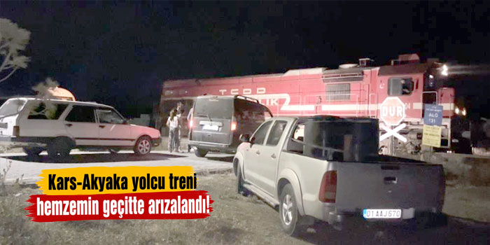 Kars-Akyaka yolcu treni hemzemin geçitte arızalandı