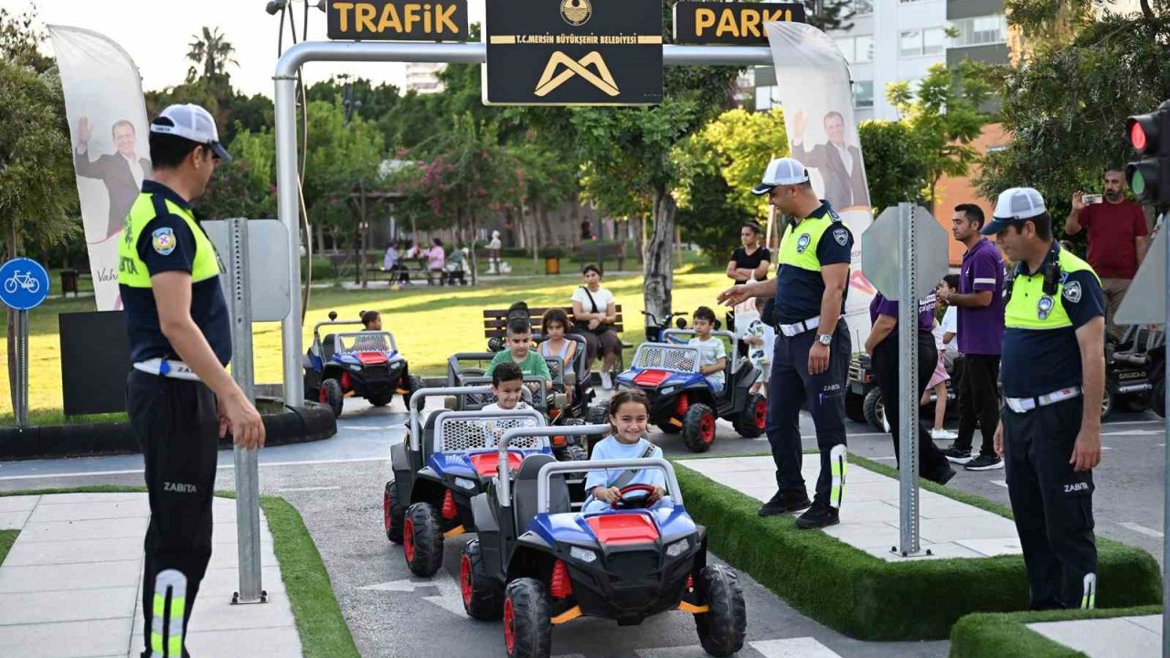Mersin’de minikler trafik kurallarını direksiyon başında öğrendi