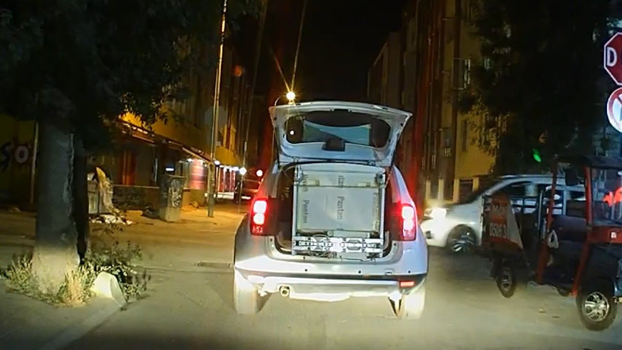 Beyaz eşyayı iple bağlayıp bagajda taşıdı