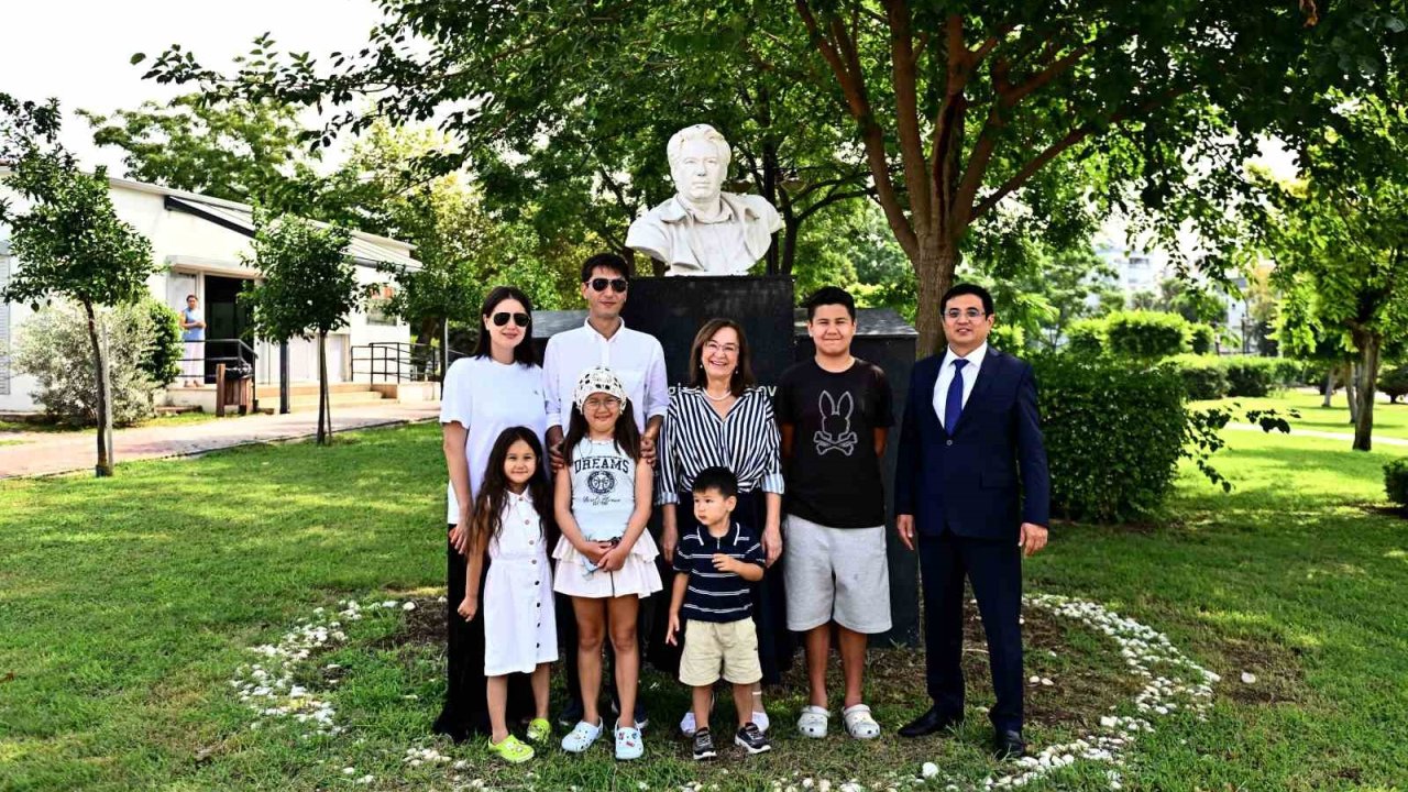 Cengiz Aytmatov’un oğlu ünlü yazarın daha önce yayımlanmamış çalışmalarını Antalya’daki kütüphaneye bağışladı