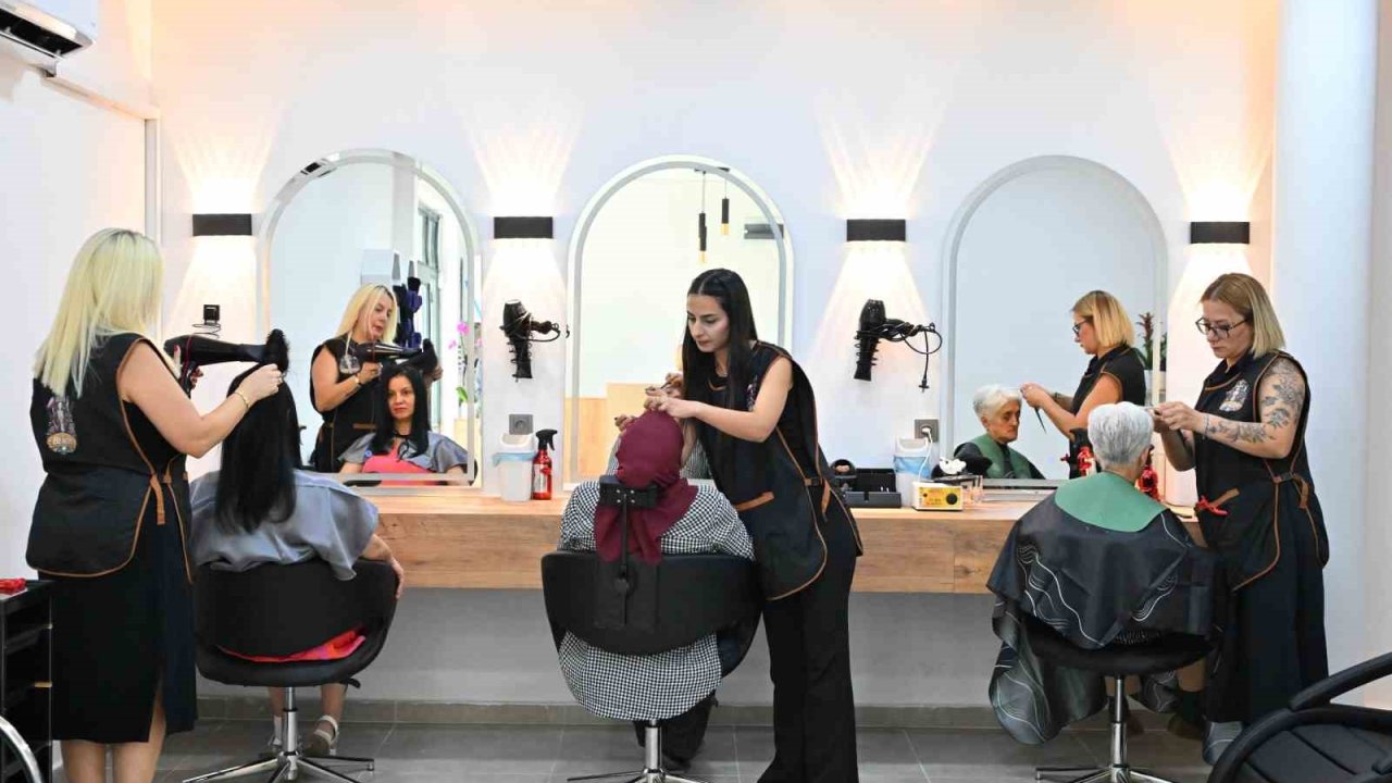 Manisa Emekli Kafe’de kuaför ve berber hizmeti başladı