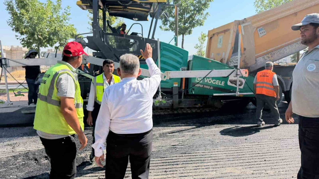 Şehit Komandolar Caddesi’ndeki asfalt çalışması devam ediyor