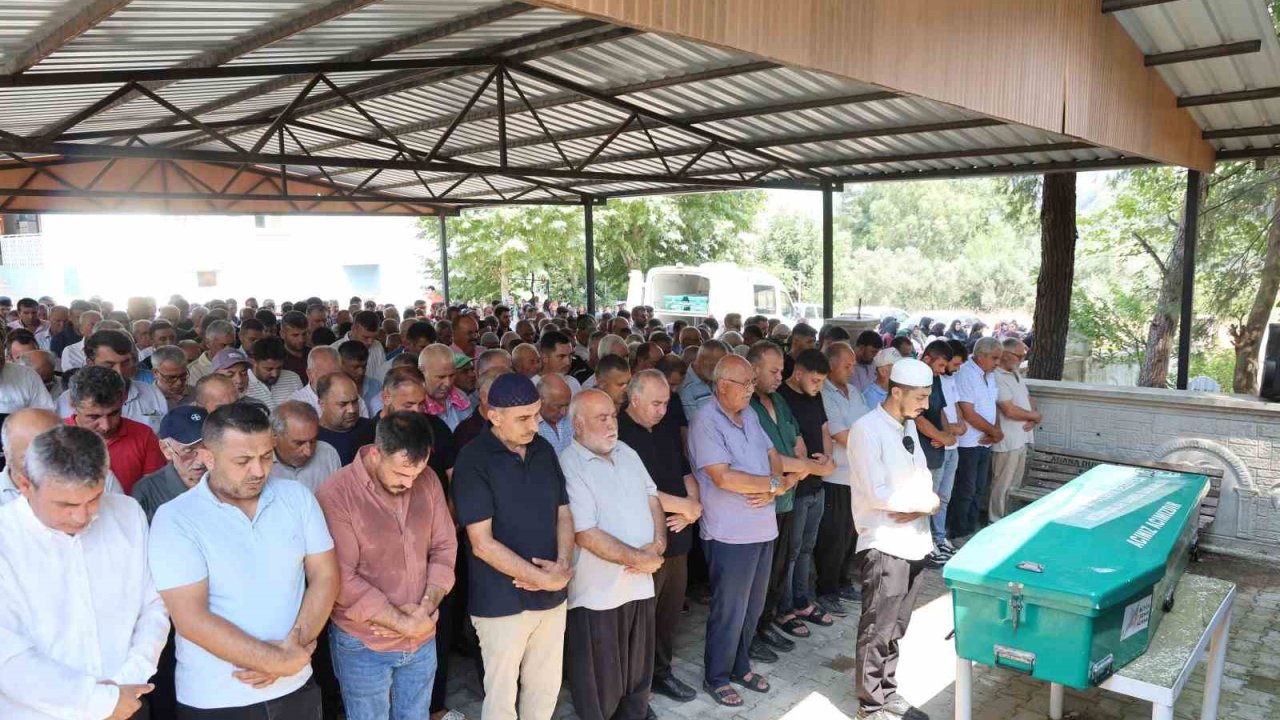 Göçükte hayatını kaybeden işçi Bekir Çelik, Kozan’da toprağa verildi