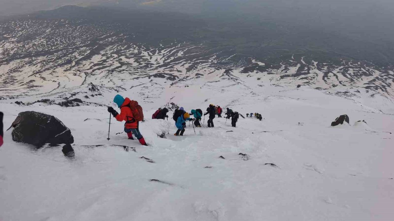 Çevre gönüllüleri Ağrı Dağı’nın zirvesinden doğa için seslendi