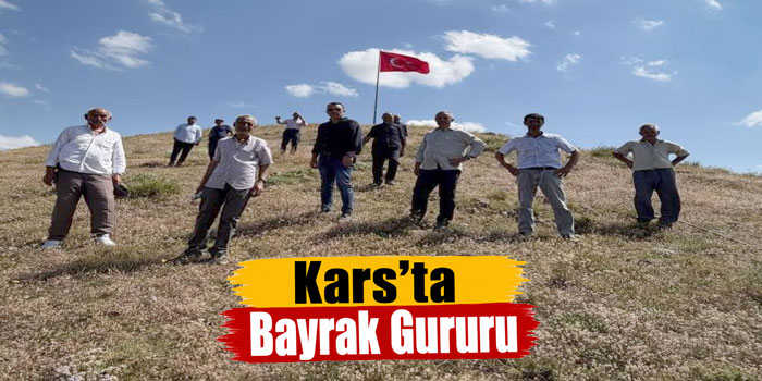 Kars’ta bayrak gururu, Türk bayrağı köyün zirvesinde dalgalanıyor