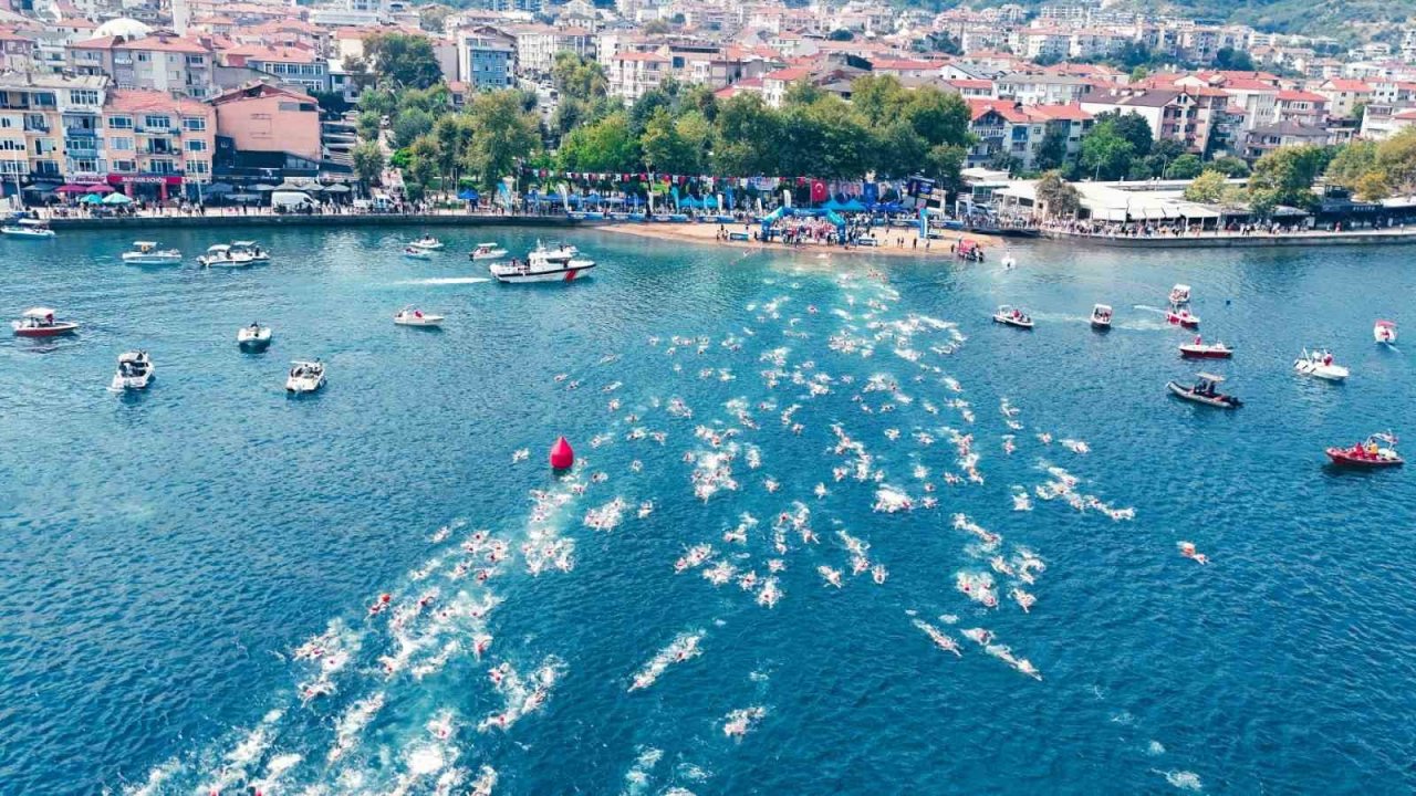 İzmit Körfezi’ni yüzerek geçtiler