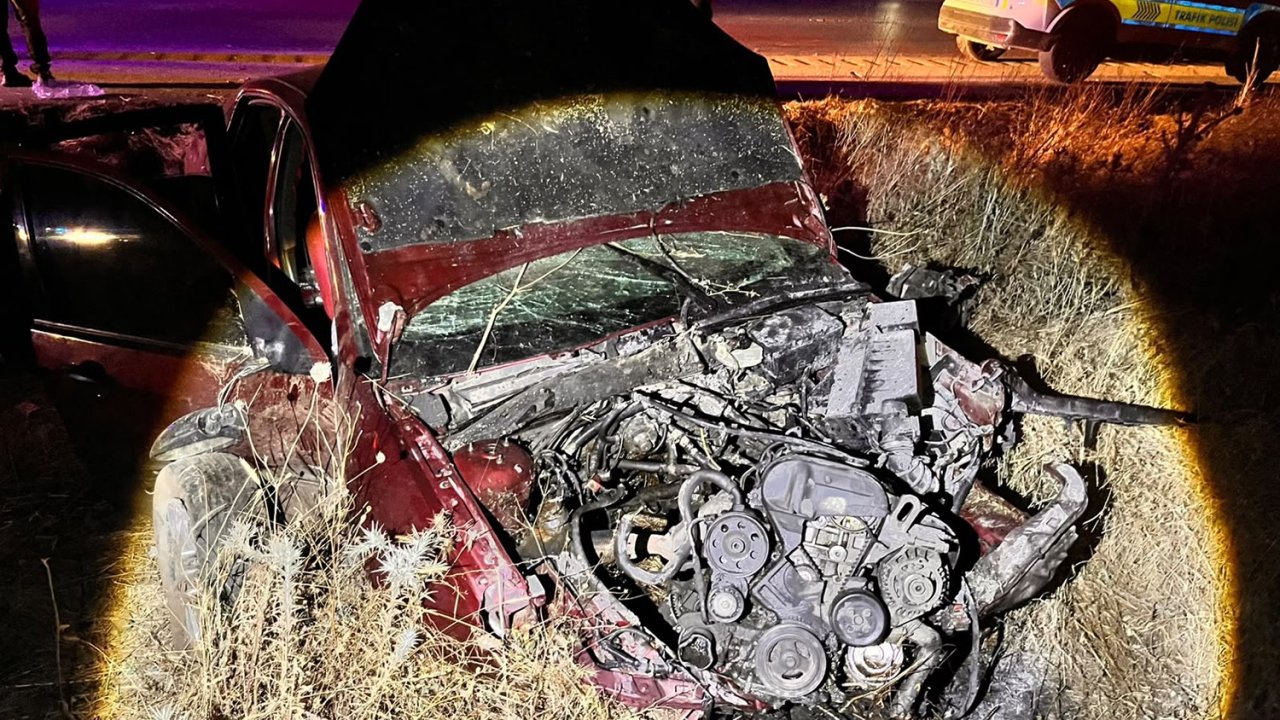 Kontrolden çıkan otomobil yol kenarına savruldu: 2’si ağır, 3 yaralı