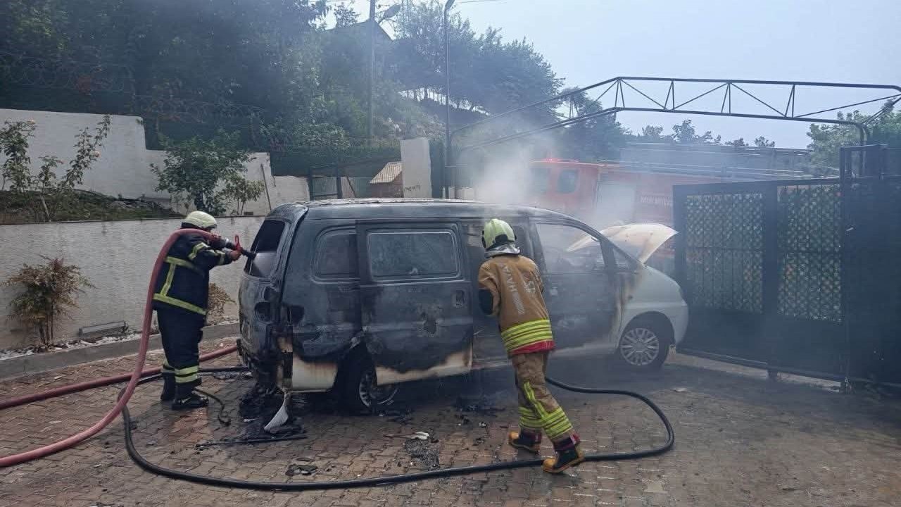 Payas’ta minibüs alevlere teslim oldu