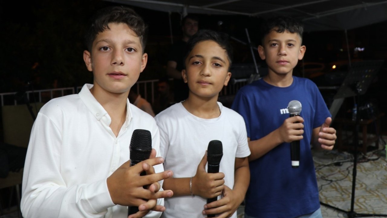 Üç kafadar sesleriyle sahnenin tozunu aldı