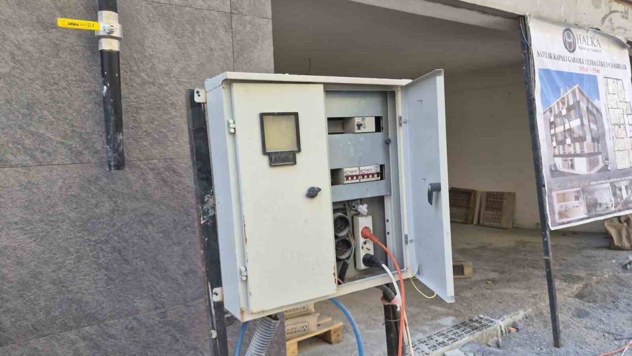 Eskişehir’de kapağı açık bırakılan elektrik panosu korkutuyor