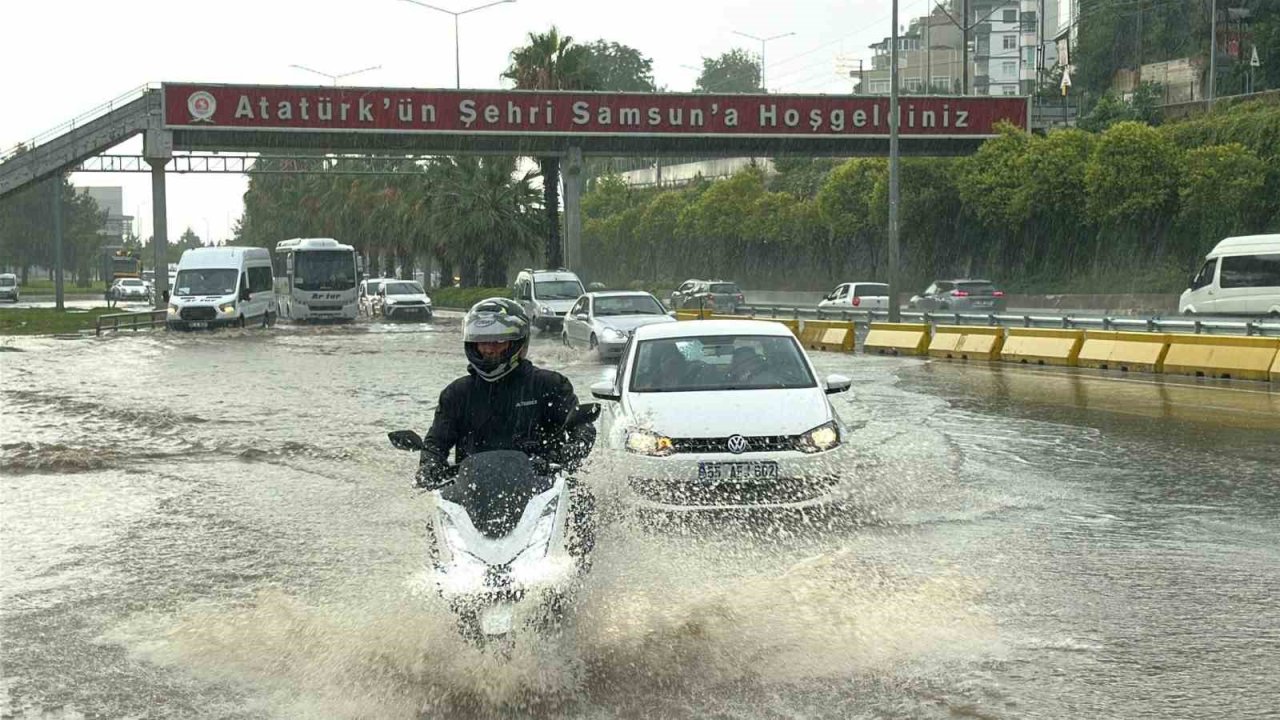 Samsun’da sağanak: Yollar göle döndü
