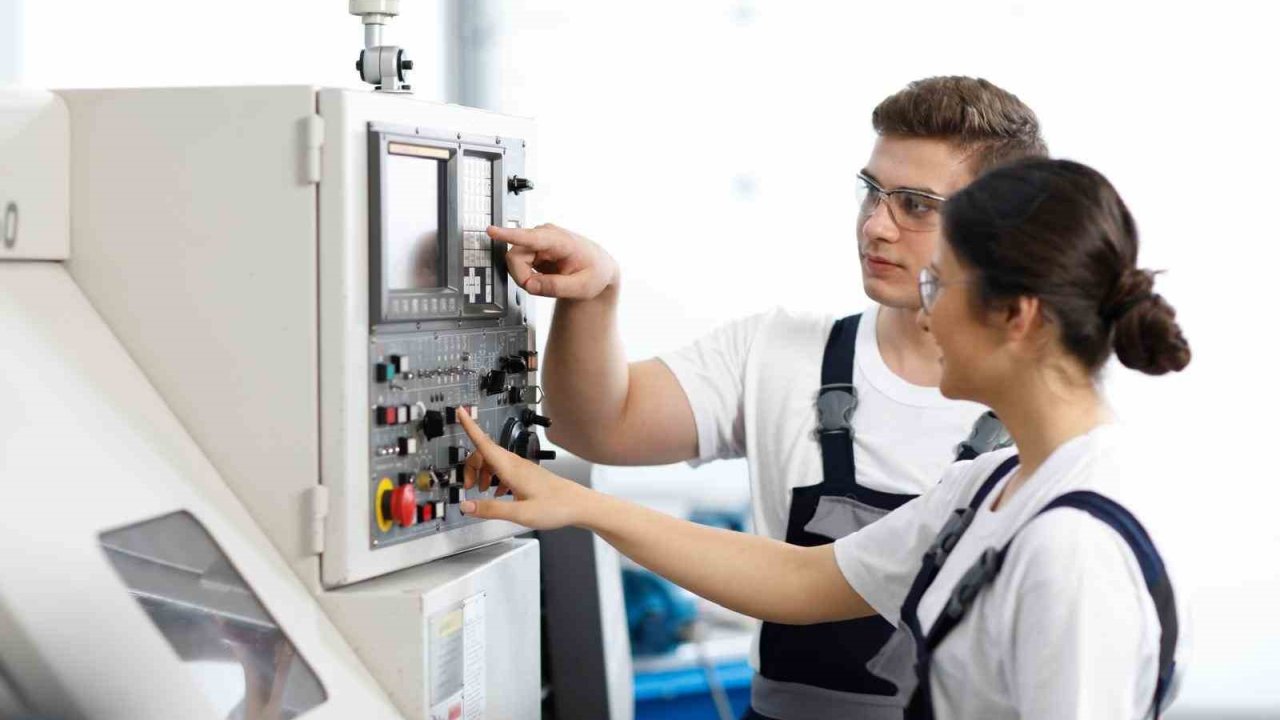 Coşkunöz Eğitim Vakfı, İmalat Teknolojileri Teknik Eğitim Programı ile gençleri geleceğin üretim teknolojilerine hazırlıyor
