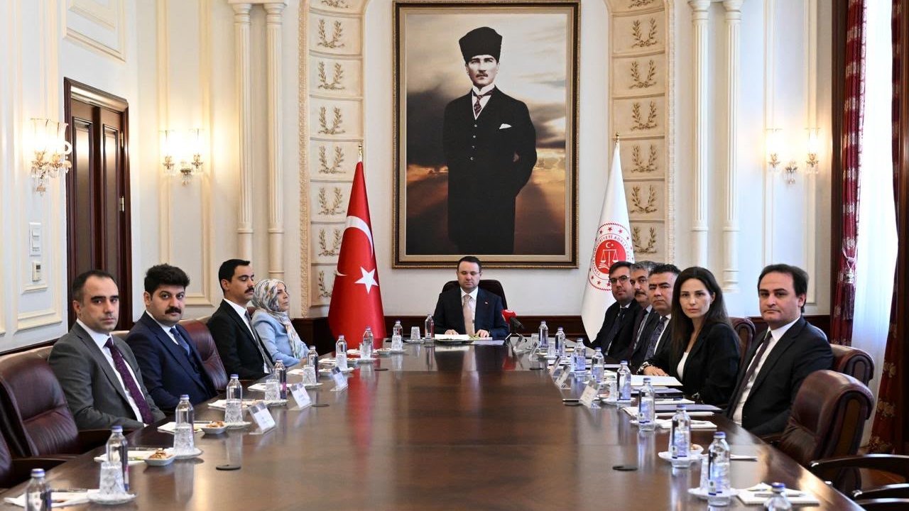 Bakan Gürlek, Muhsin Yazıcıoğlu’nun ailesiyle görüştü