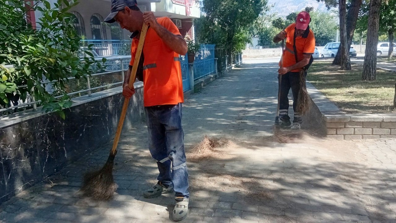 Efeler’de kapsamlı temizlik mesaisi