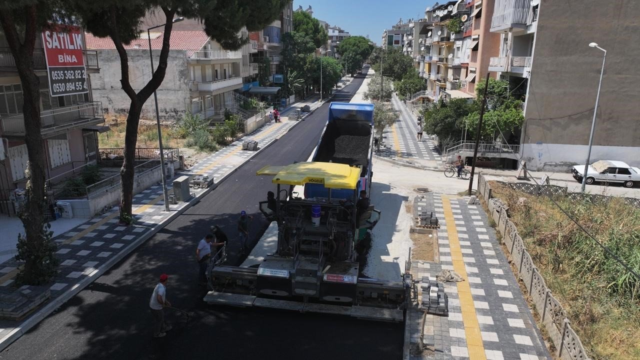 Manisa Büyükşehir Belediyesi, Salihli’de 4 caddeyi sıcak asfaltla yeniliyor