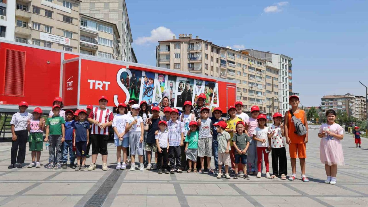 TRT Sinema Tırı Elazığlı çocuklara sinema keyfi yaşattı