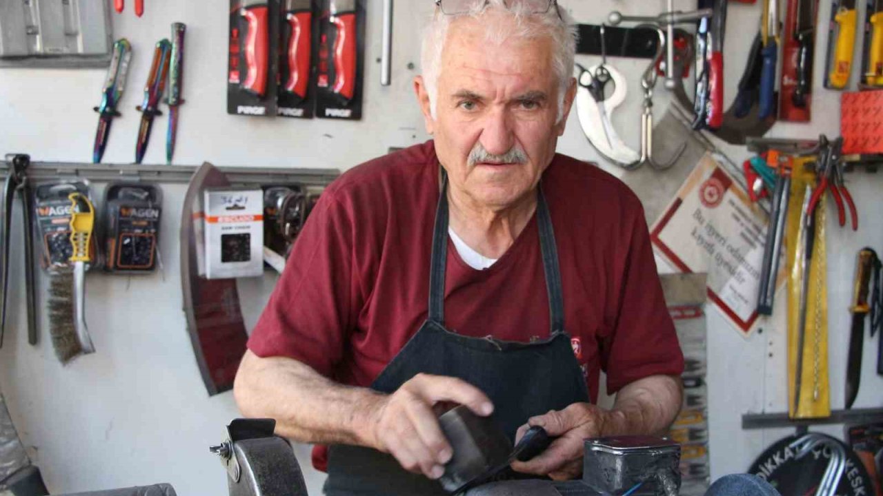 Ömrünü çarkın başında geçirdi: 59 yıldır bıçak biliyor
