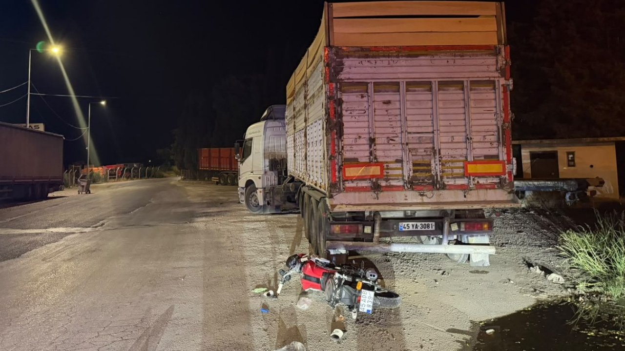 Manisa’da motosiklet park halindeki tıra çarptı: 1 ölü