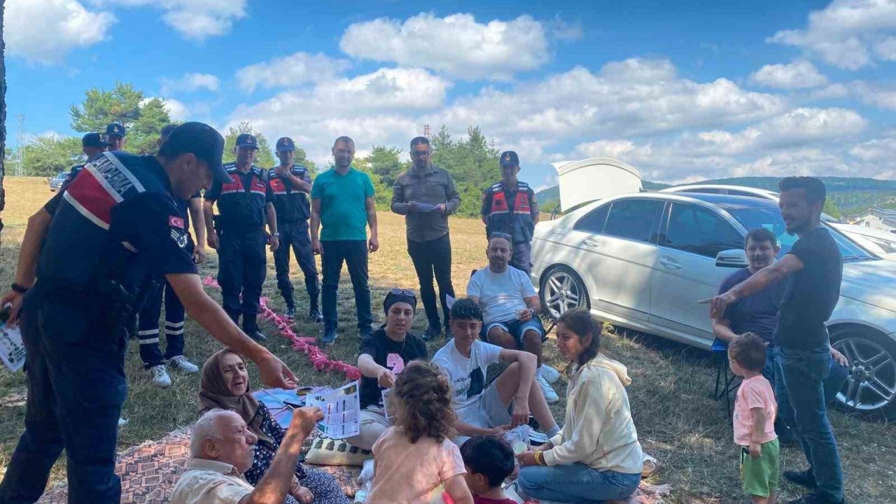 Jandarma ve akademisyenlerden piknikçilere orman yangını uyarısı