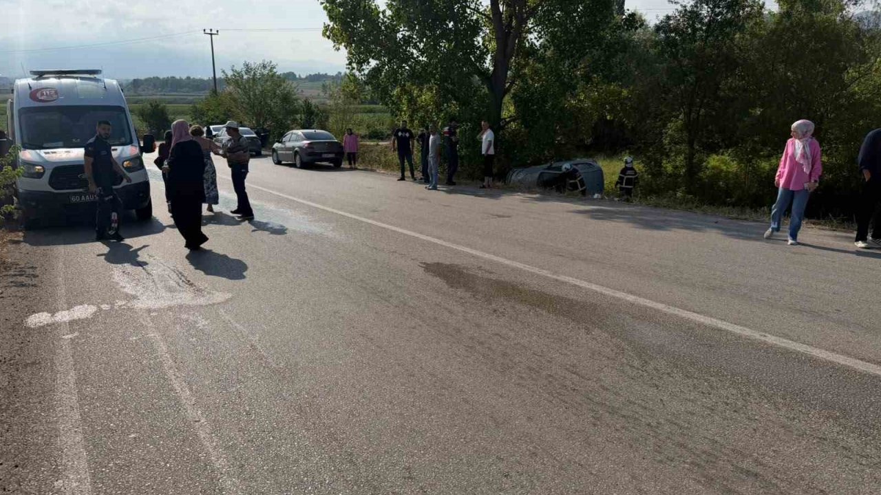 Yoldan çıkan otomobil ağaçlık alanda yan yattı