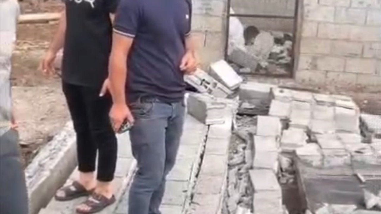 Diyarbakır’da şiddetli rüzgarda duvar yıkıldı, ahır çatısı çöktü