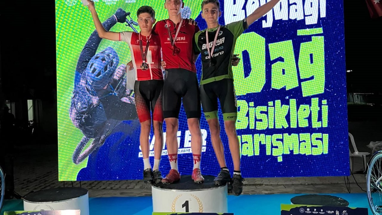 Büyükşehir’in genç pedalları Türkiye Şampiyonası’nda kürsüde