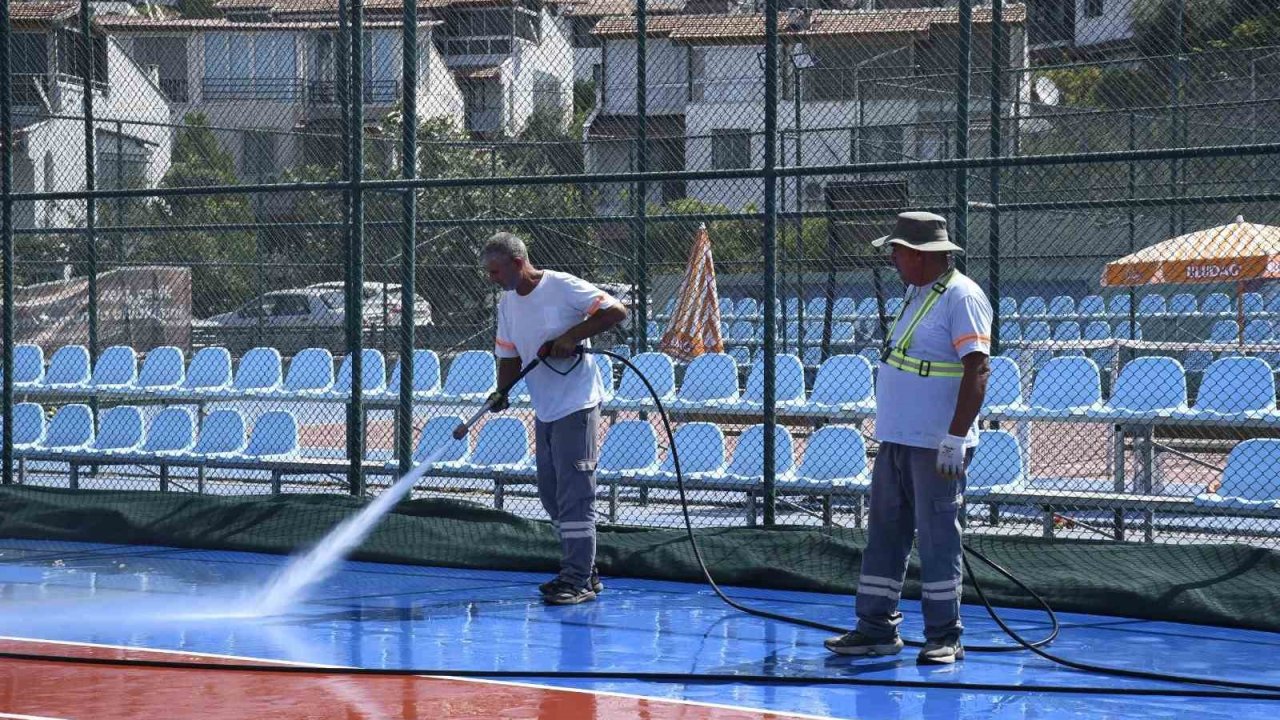 Kuşadası’nda tenis kortları baştan aşağı temizlendi