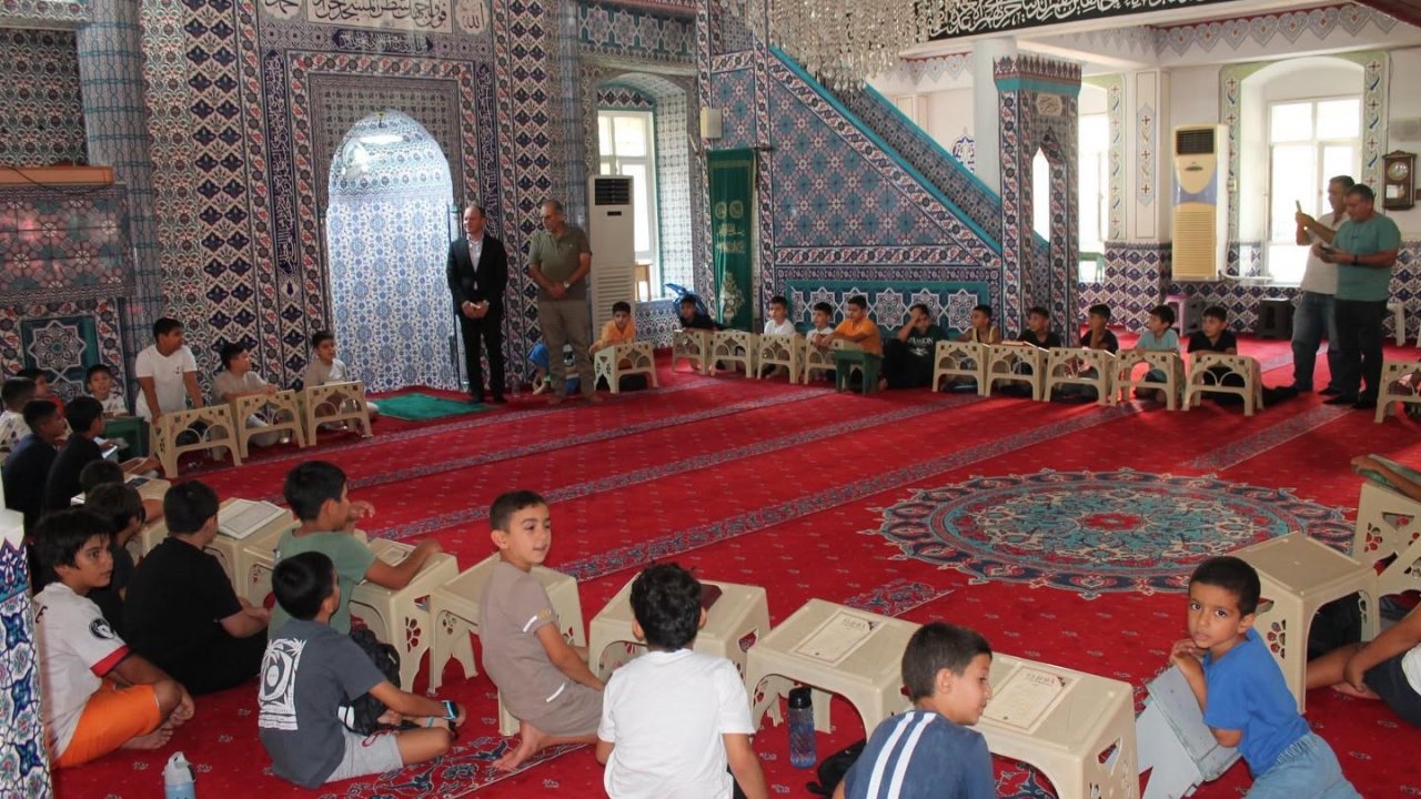 Erzin’de çocuklar yaz aylarını kuran kursunda eğitim alarak geçiriyorlar