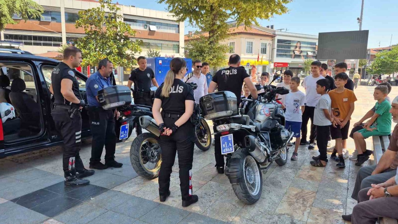Yunus polisleri Kur’an kursu öğrencilerini sevindirdi