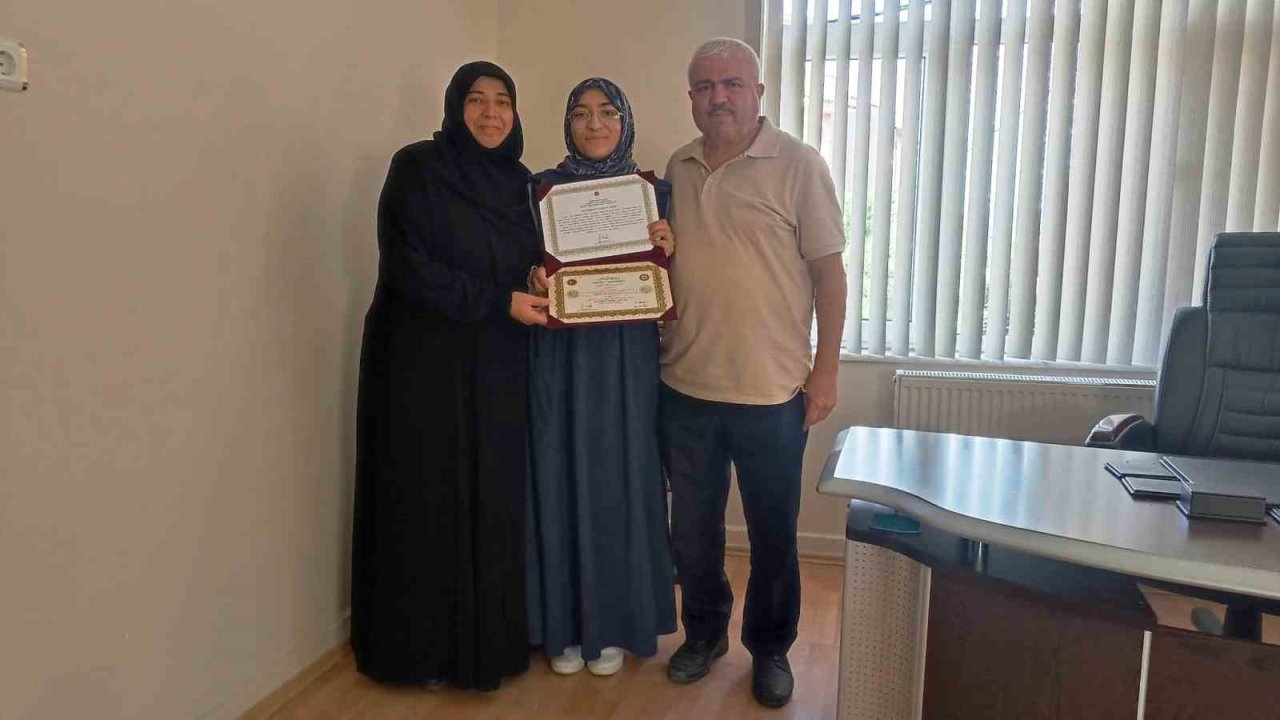 Emet’te iki öğrenci daha hafızlık belgesine kavuştu