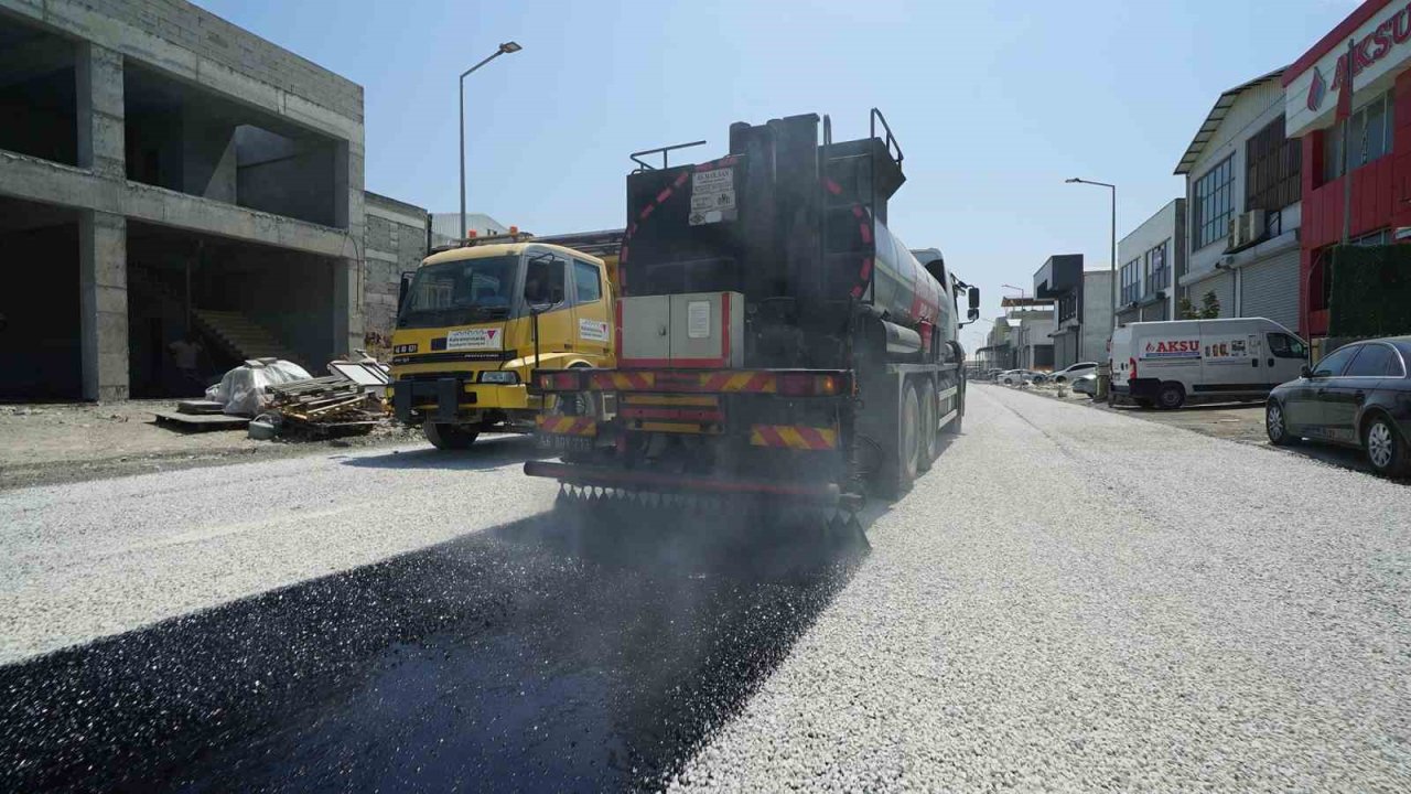 Kahramanmaraş Büyükşehir Belediyesi’nden Yeni Sanayi Sitesi’nde asfalt mesaisi