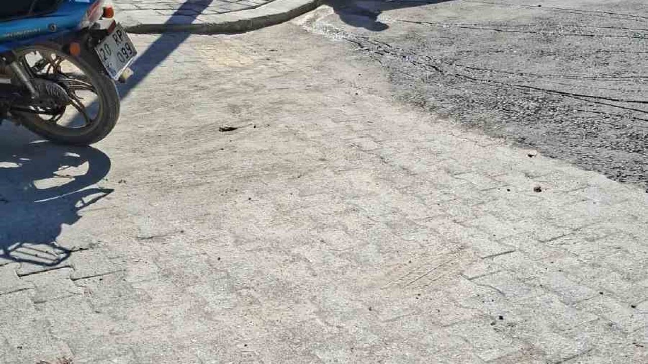 Denizli’de hareket halindeki otomobil alev aldı