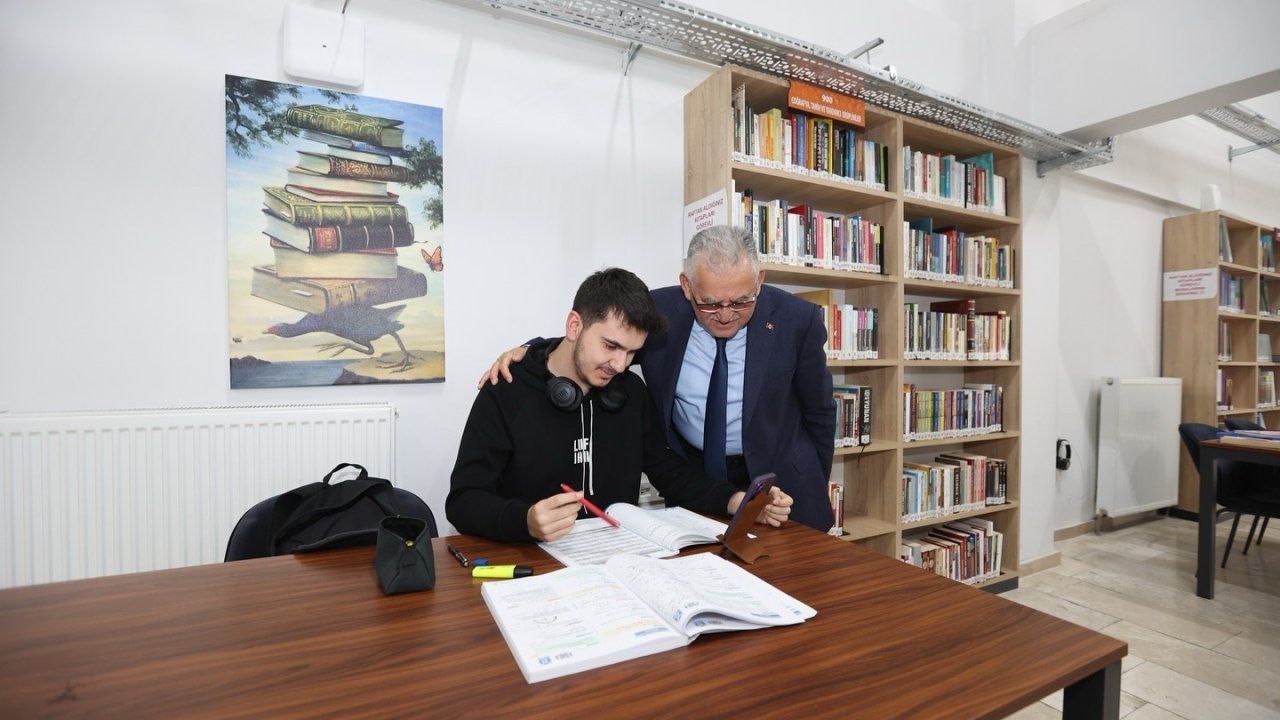 Başkan Büyükkılıç’ın "Okuyan ve Okutan Şehir" vizyonu Kayseri’yi Türkiye’nin zirvesine taşıdı