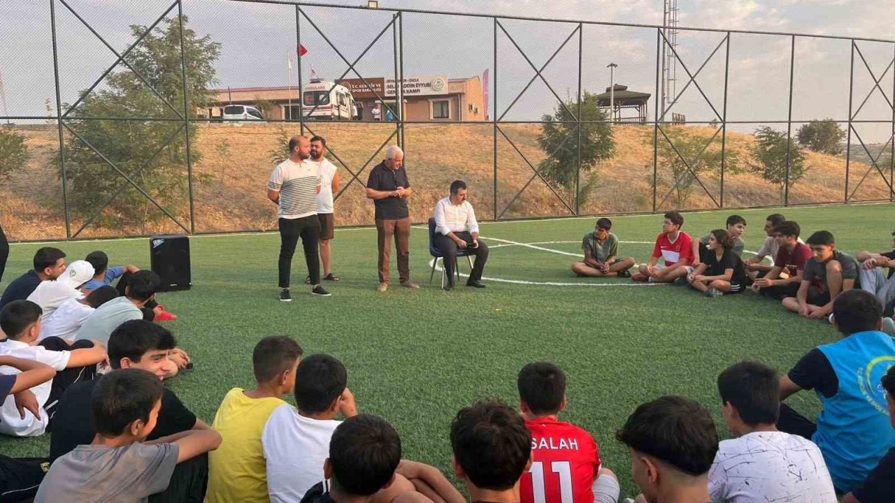 Dicle Kaymakamı Atış, gençlerle bir araya geldi
