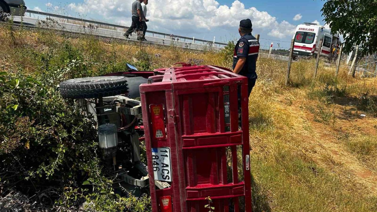 Elektrikli motosiklet kontrolden çıkarak devrildi, sürücüsü yaralandı