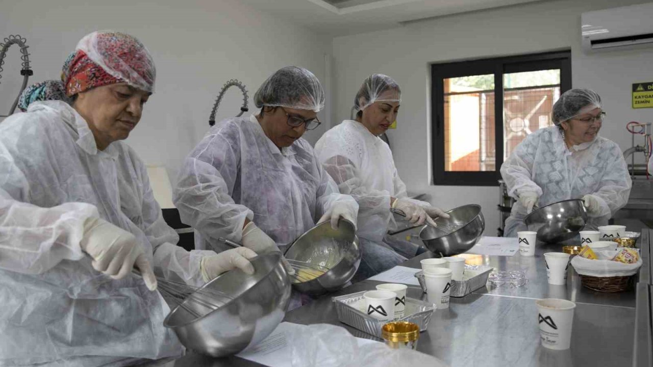 Mersin’in tescilli kan portakalı mutfak atölyesinde işlendi