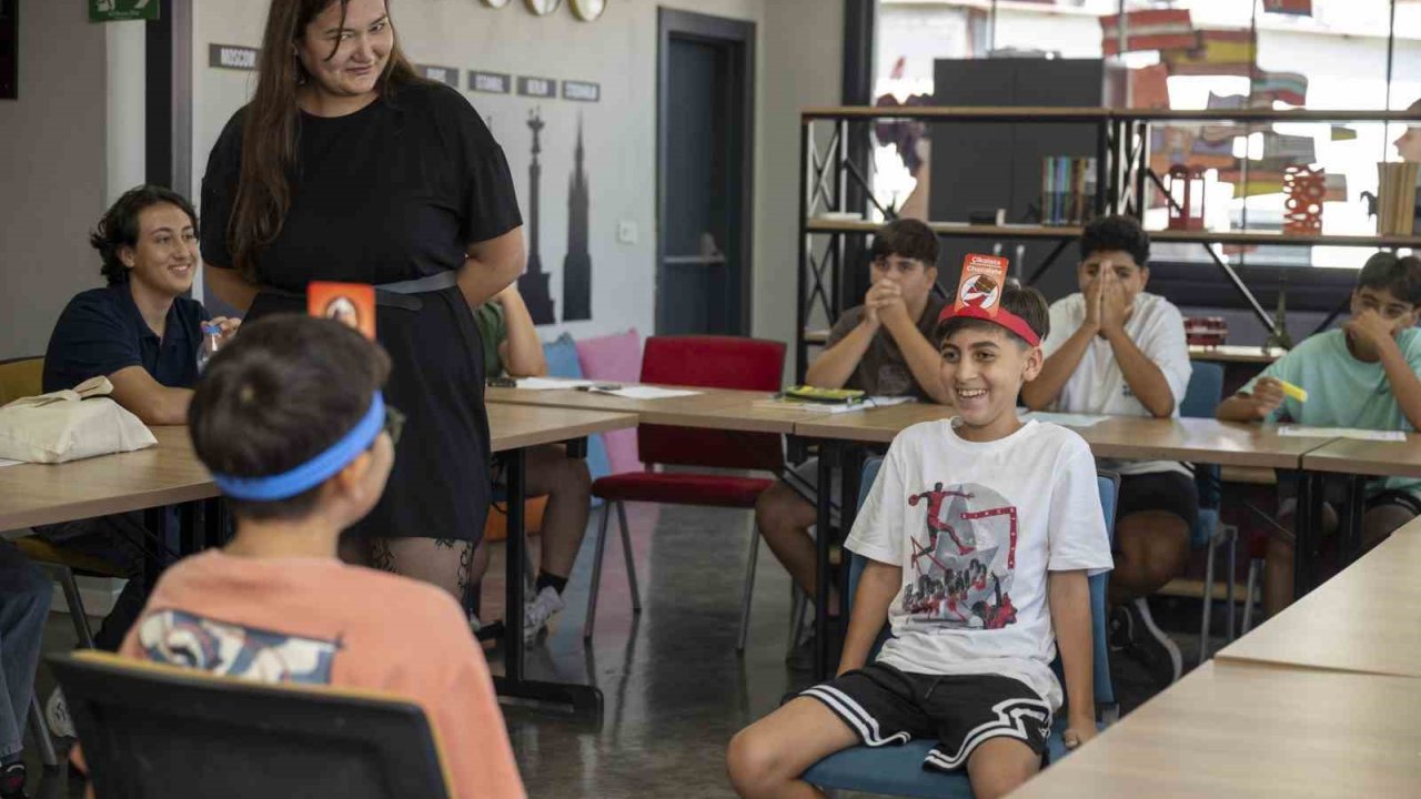 İngilizceyi oyunlarla öğreniyorlar: ‘Hello Mersin’ yaz programı sürüyor
