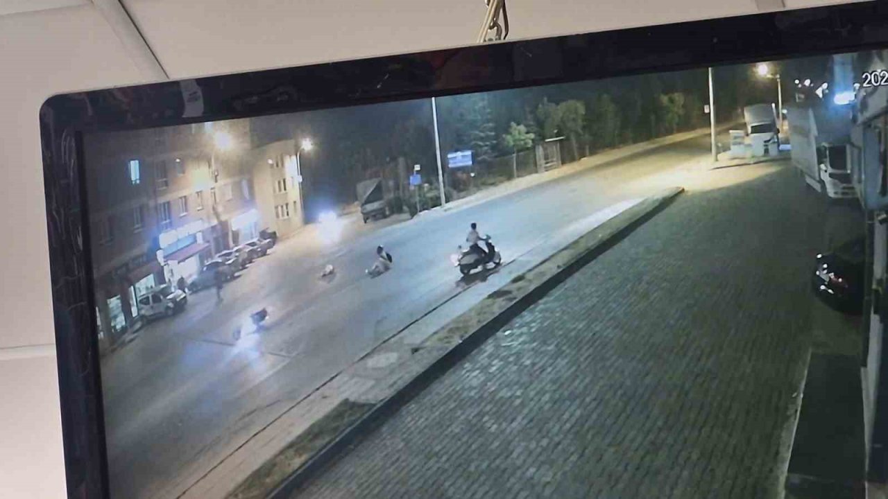Karşıdan karşıya geçmeye çalışan çocuğa motosikletin çarptığı kaza kamerada
