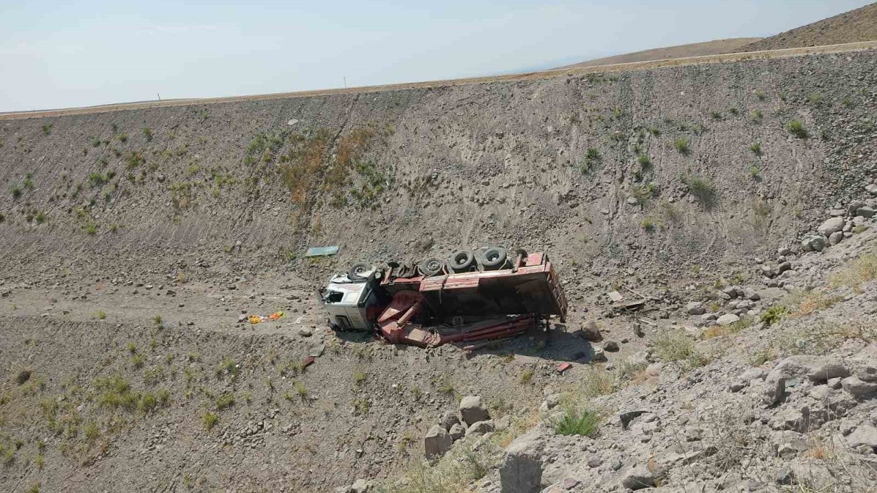 Tunceli’de vinç uçuruma yuvarlandı: 1 yaralı