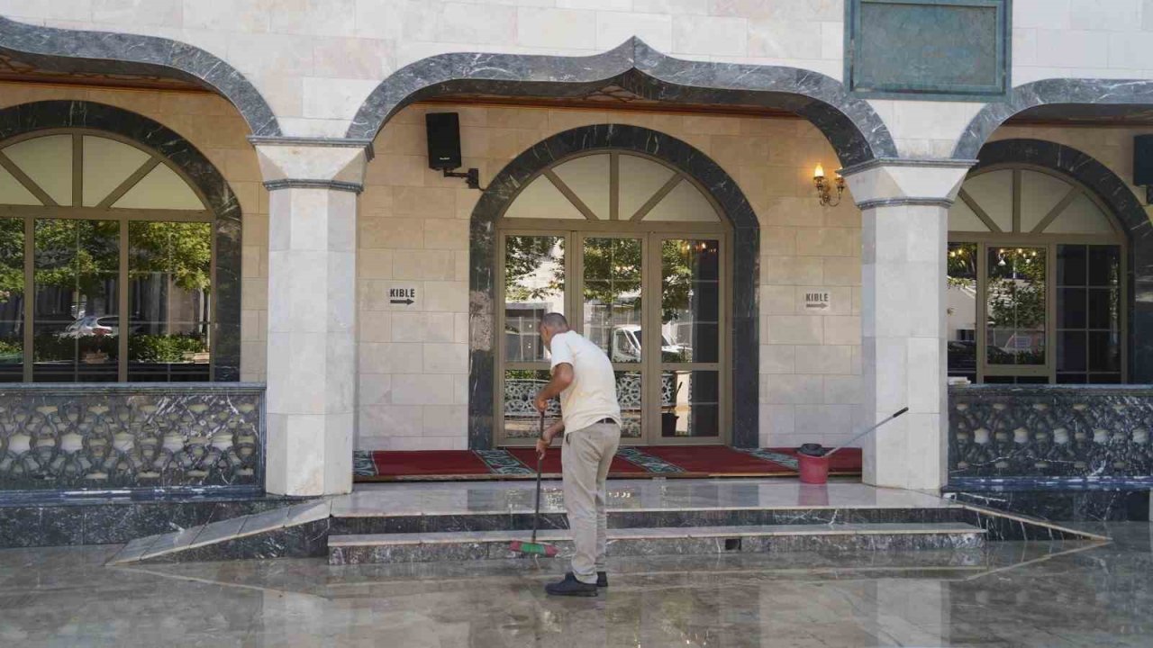 Yunusemre’de ibadethanelerde kapsamlı temizlik çalışması
