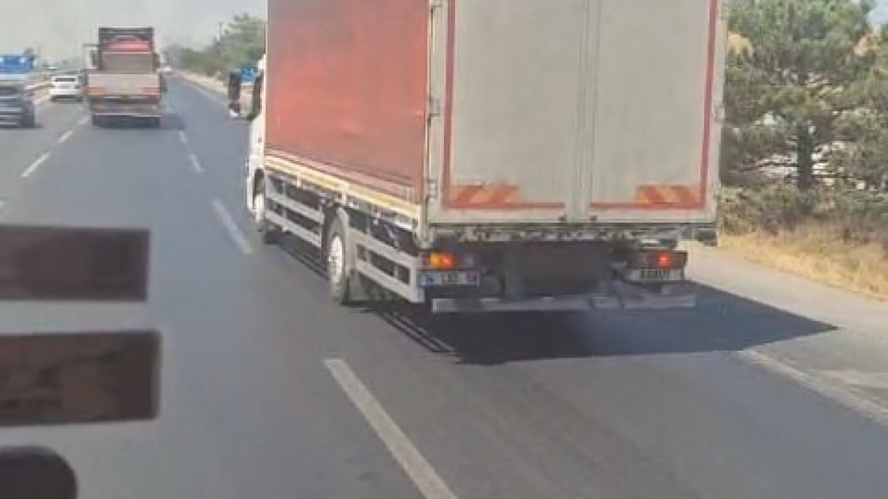 Karayolundaki otluk alanda çıkan yangın ormana sıçramadan söndürüldü
