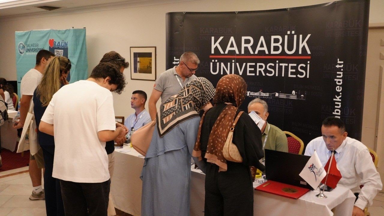 Karabük Üniversitesi tercih günlerinde İzmir’de adaylarla buluştu