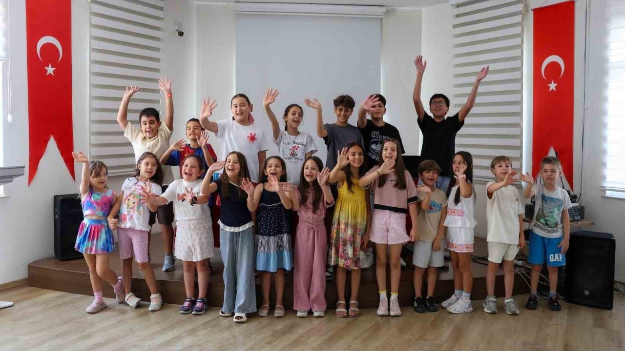 Efeler’de sahne minik yeteneklerin