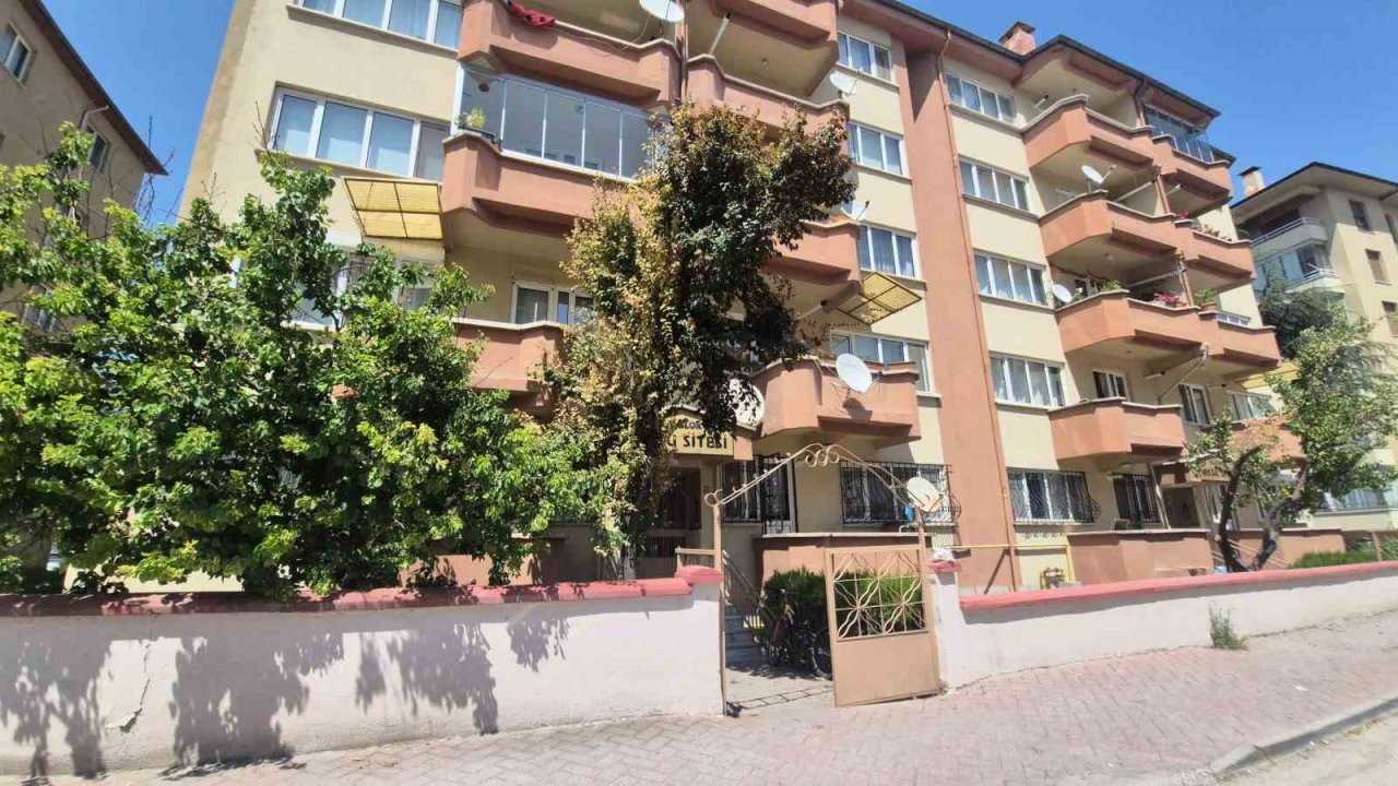 Hırsızların hedefi bu kez apartmanın çatı kapısı oldu