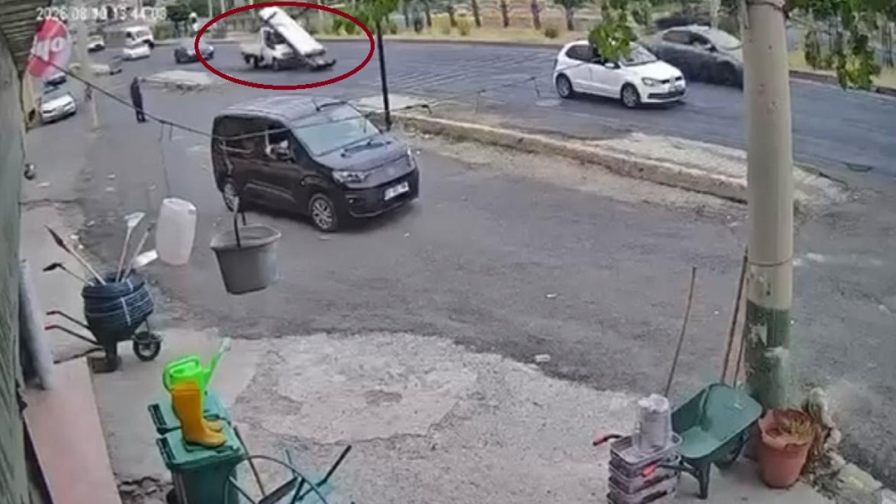Ani frenle demirlerin kamyonetten yola savrulması kameraya yansıdı
