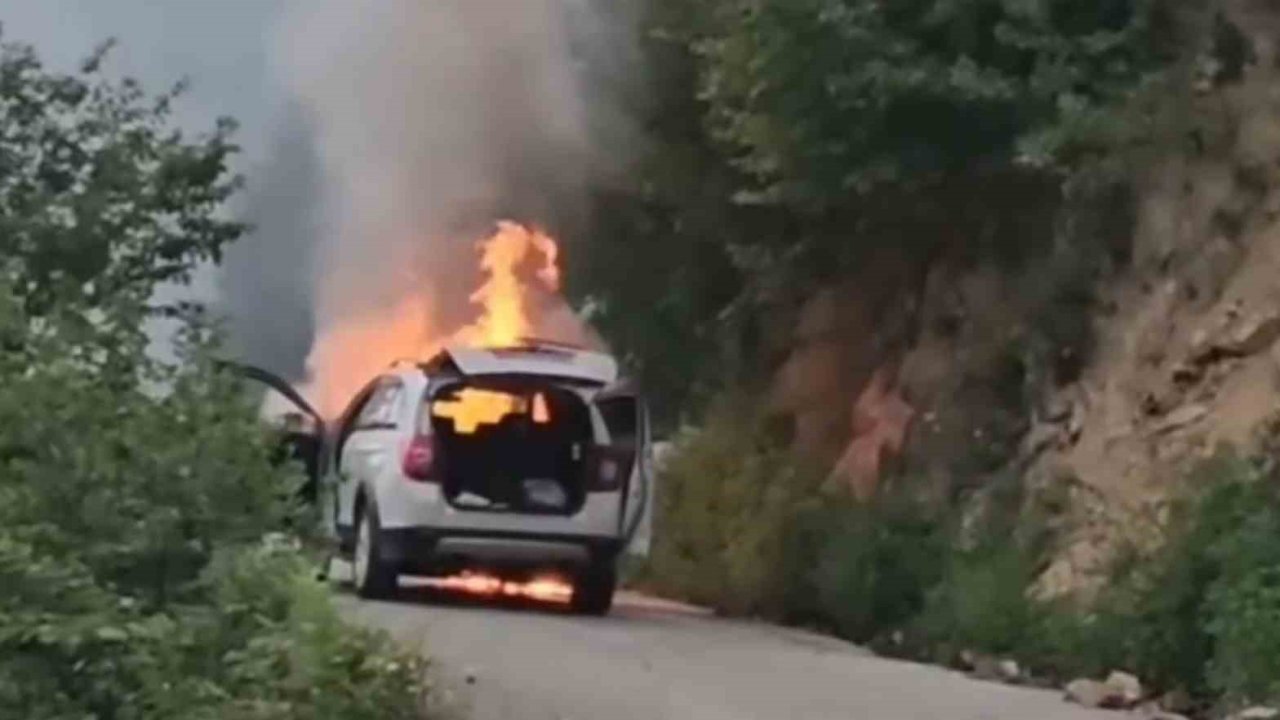 Giresun’da seyir halindeki otomobil alevlere teslim oldu: 5 kişilik aile son anda kurtuldu