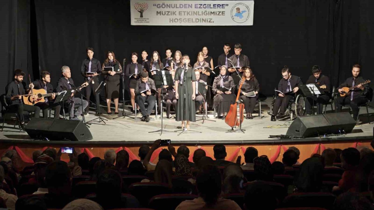 Ahlat’ta "gönülden ezgilere" gecesi: Özel bireyler ve öğrencilerden unutulmaz konser