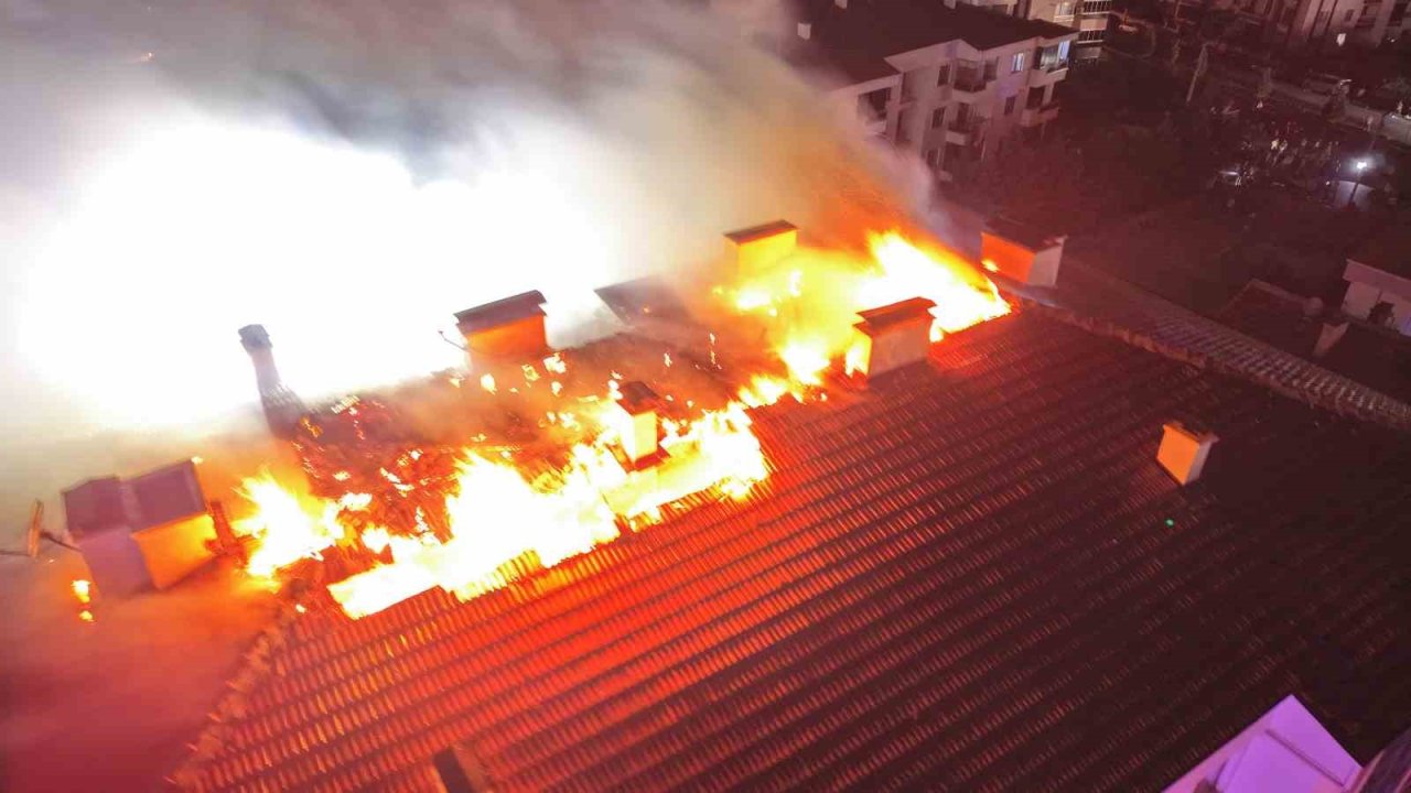 Elektrik panosunda çıkan yangın apartmanın çatısını sardı: O anlar kamerada